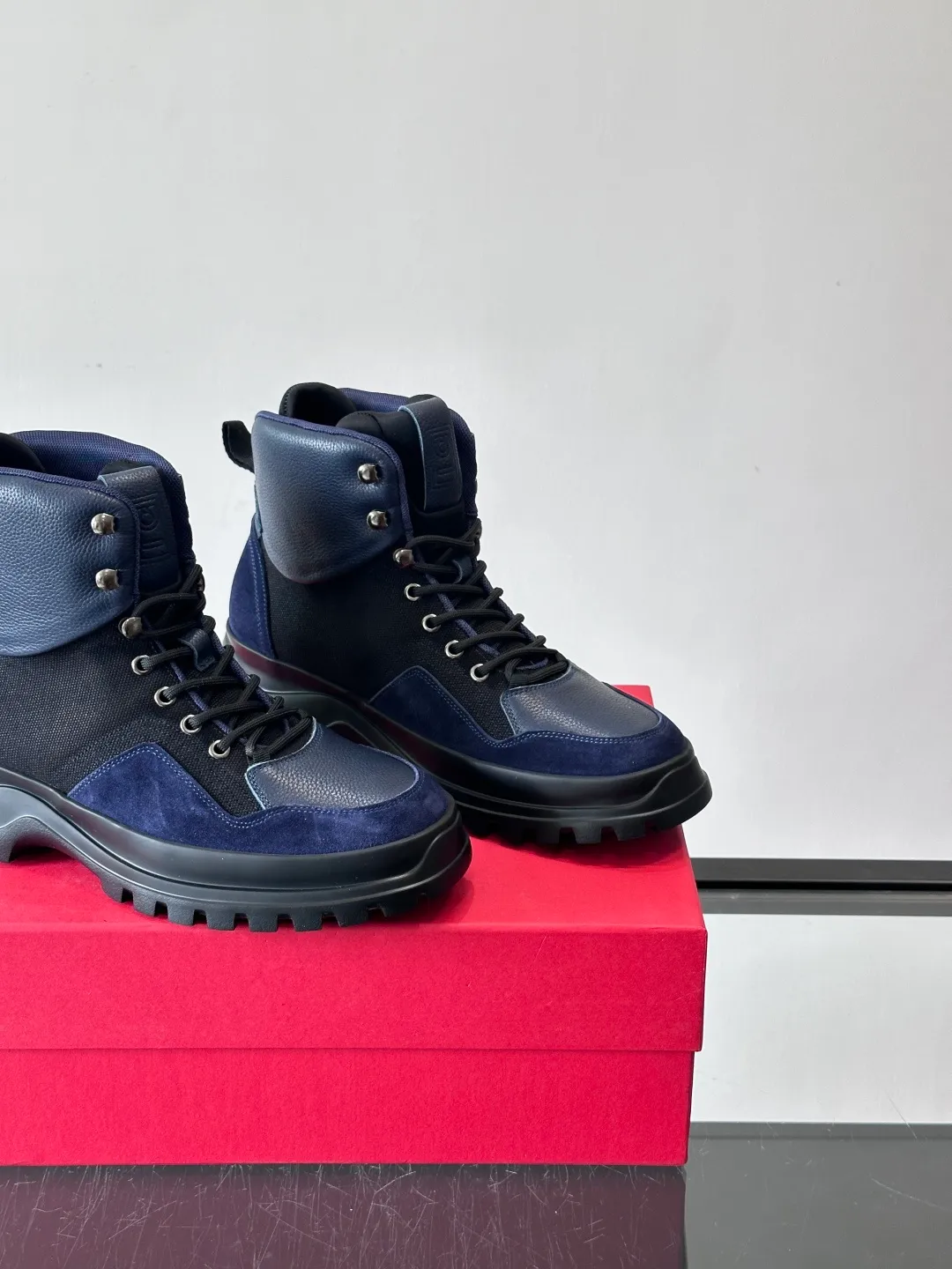 Men's shoes 💰960 Ferragamo's thick-soled lace-up short boots are made of suede + fabric splicing. They have a delicate texture and are breathable. The black rubber thick soles are wear-resistant and have strong traction. They can be worn every day outdoors! The shoelaces are super vibrant and the metal fastener details are perfect. The boot shaft is adjustable, comfortable and stable to wear. It goes well with workwear style or casual style in autumn and winter. It is warm and fashionable. It is suitable for outdoor activities or daily commuting! size: 39-44 (customized at 38.45.46)